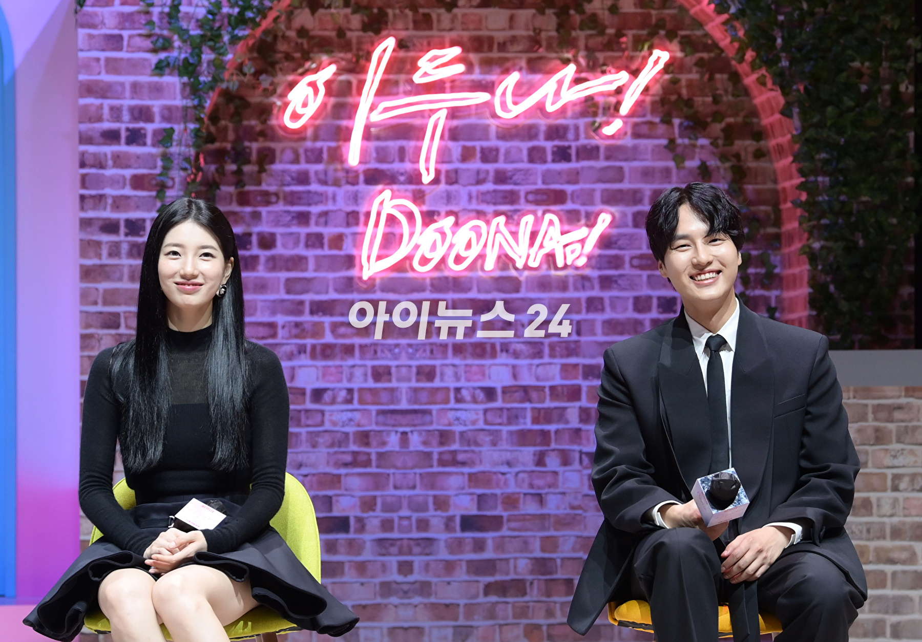 배우 수지와 양세종이 18일 오전 서울 강남구 삼성동 coex신한카드artium에서 열린 넷플릭스 시리즈 '이두나!' 제작발표회에 참석하고 있다. [사진=정소희 기자]