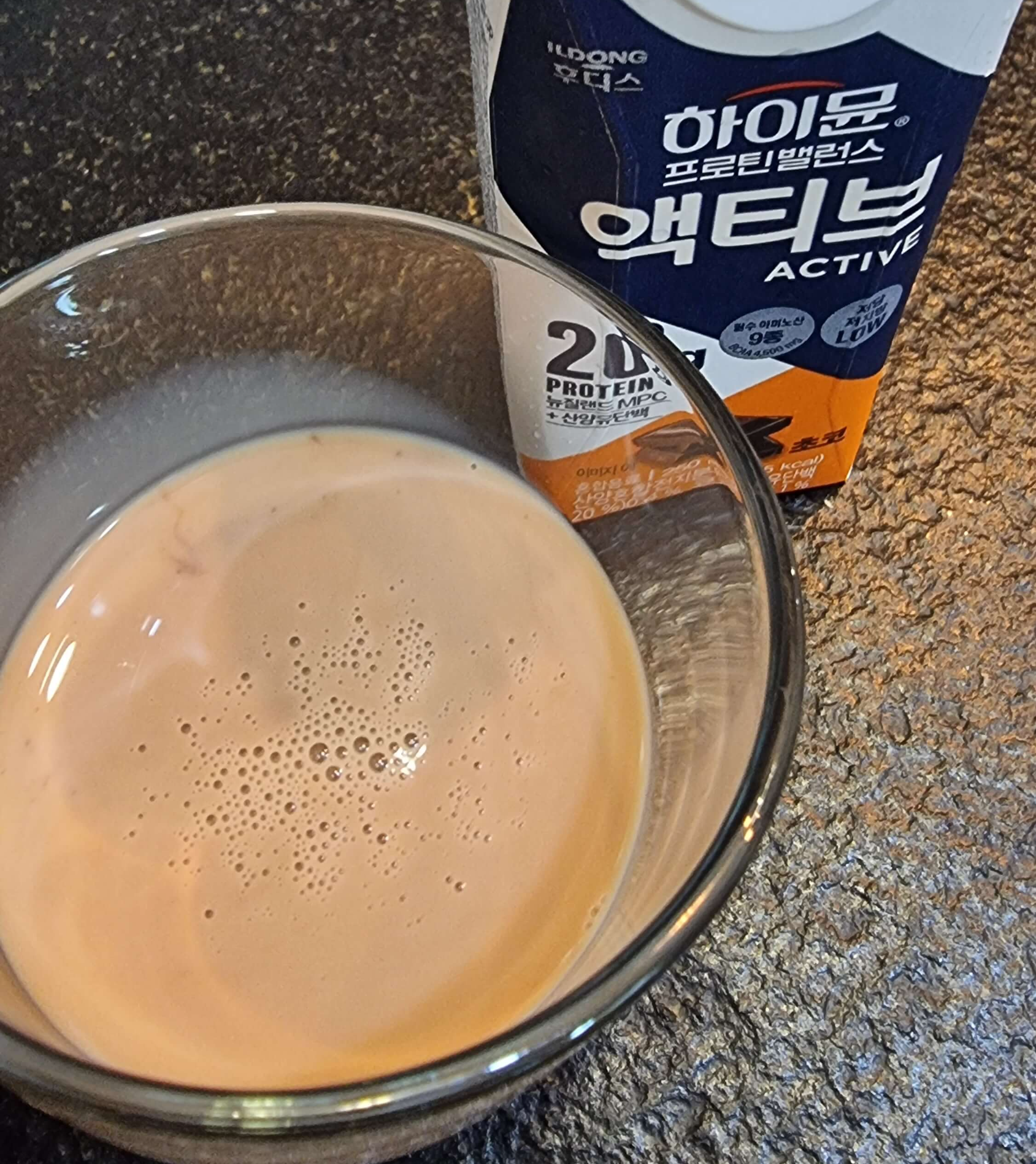 하이뮨 초코맛 유리잔에 따름