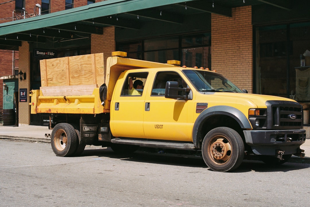 Job — 일자리의 핵심 명사이며, 5-ton truck는 수식어로 작용합니다.