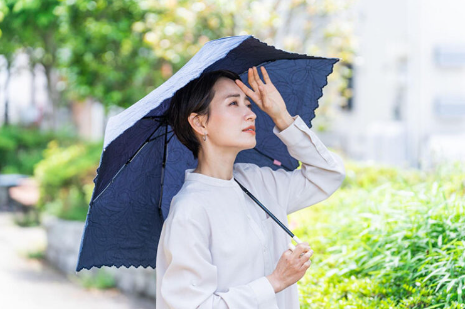 양산을 쓰는 여자.