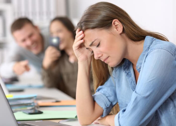 직장-내-괴롭힘에-괴로운-여성