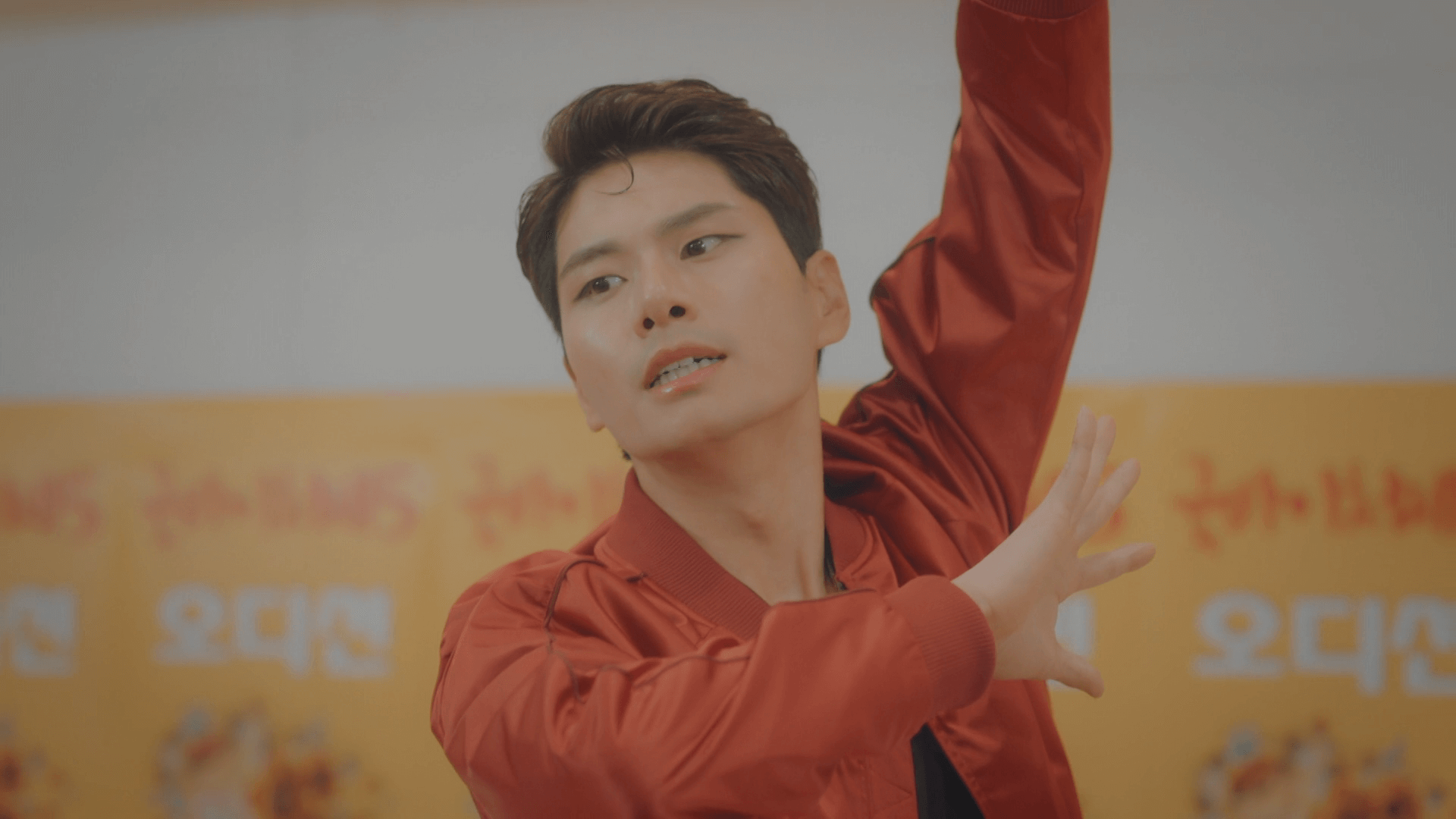 넷플릭스 '으라차차 와이키키' 시즌1 7화 - 오디션을 보고 있는 이준기(이이경)