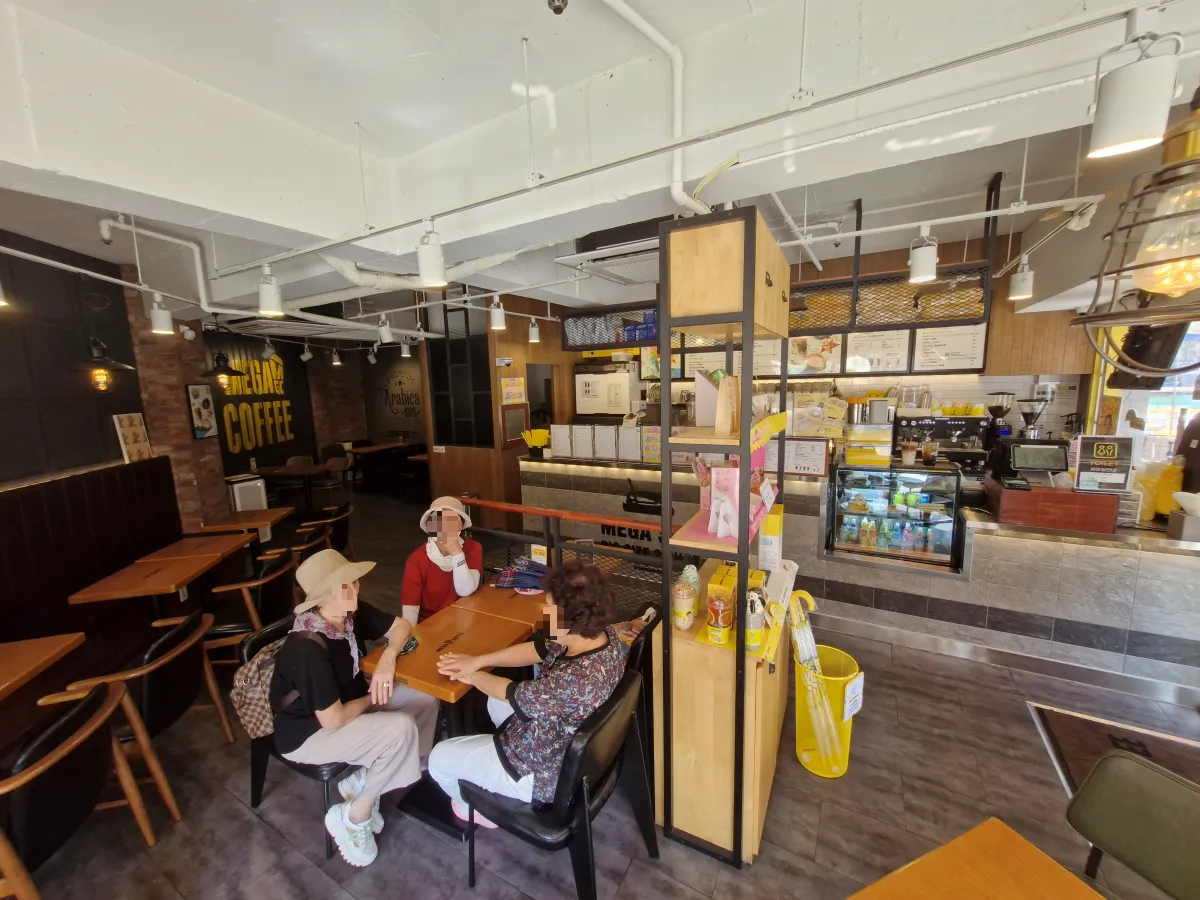 카페내부-테이블