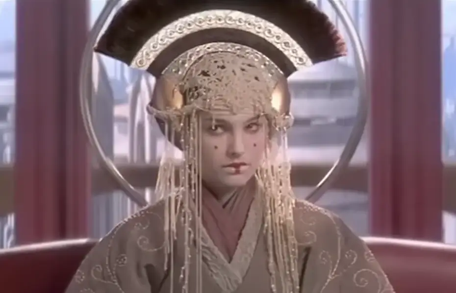 화려한 옷을 입은 스타워즈의 아미달라 공주