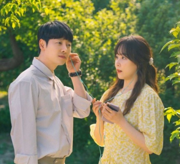 너는 나의 봄 주인공들이 음악을 듣고 있다