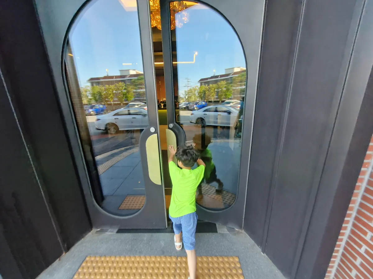 카페문을-열고-들어가는-7살-남자아이