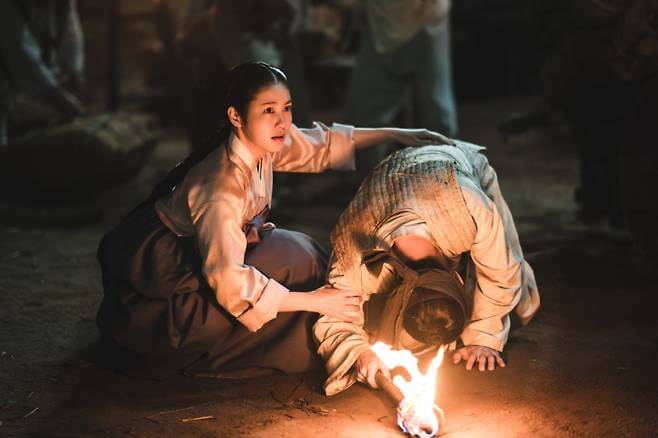 디즈니+ 드라마 탁류 속 장면3