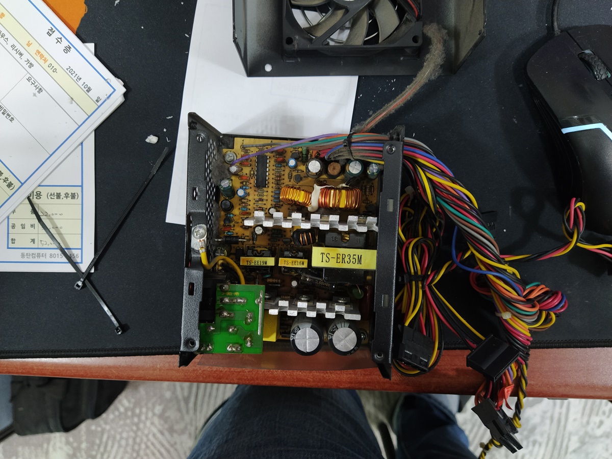 안켜지는 컴퓨터가 입고됐습니다. 위와 같이 파워 내부 콘덴서가 터졌네요.