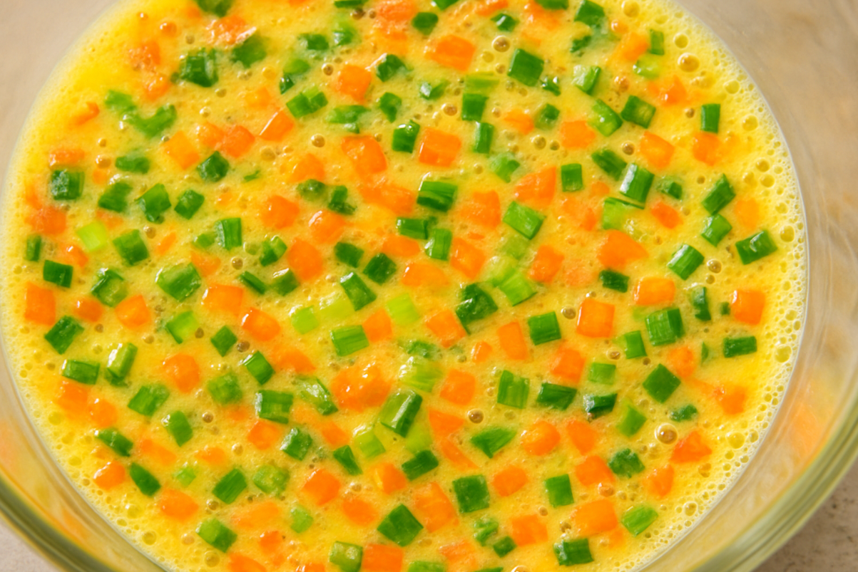 노란 계란물에 주황색 당근과 초록색 대파 다진 것이 섞여 알록달록한 모습