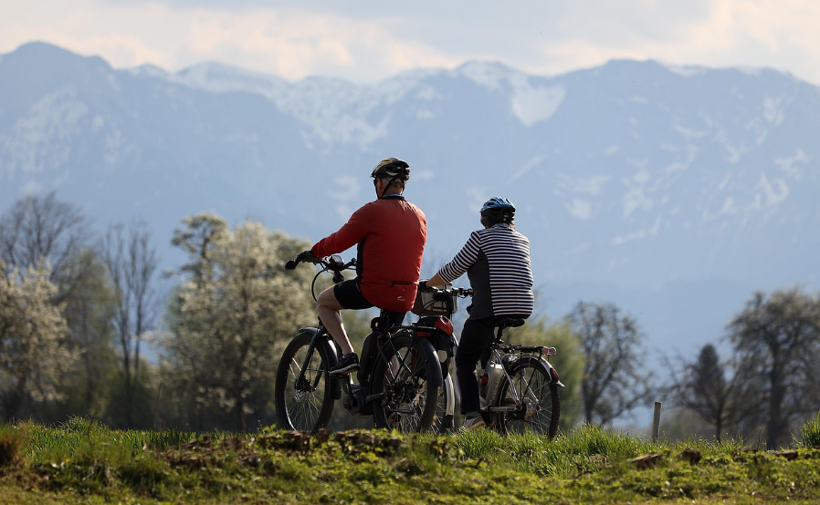 연금생활자들의 여가활동에 대한 사진