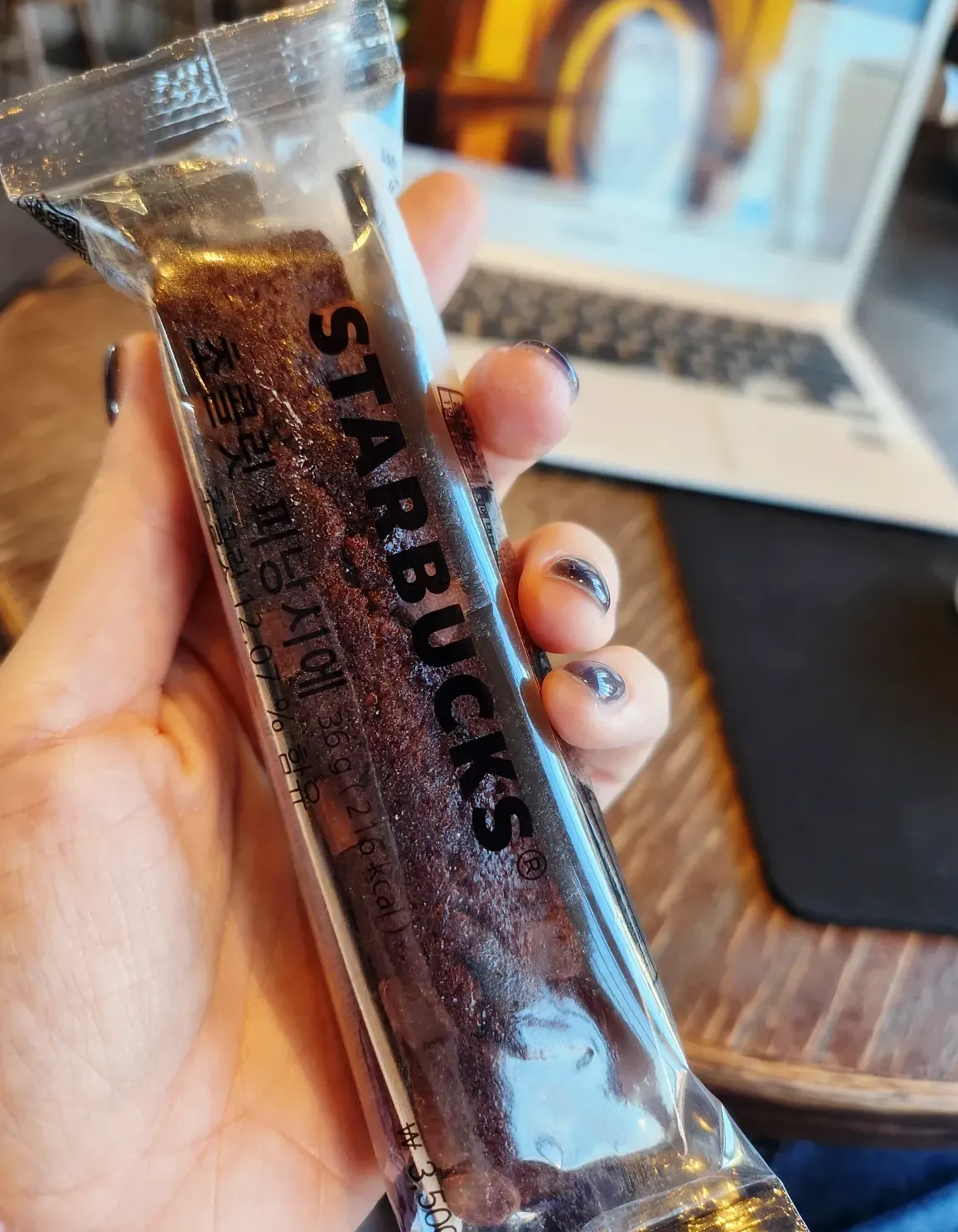 초콜릿-피낭시에-손에-들고