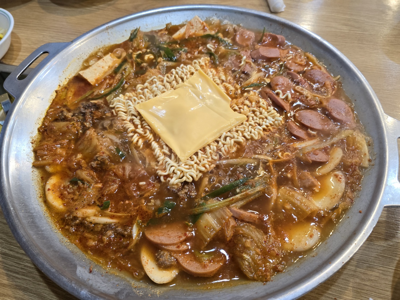 라면사리와 치즈사리를 넣었어요