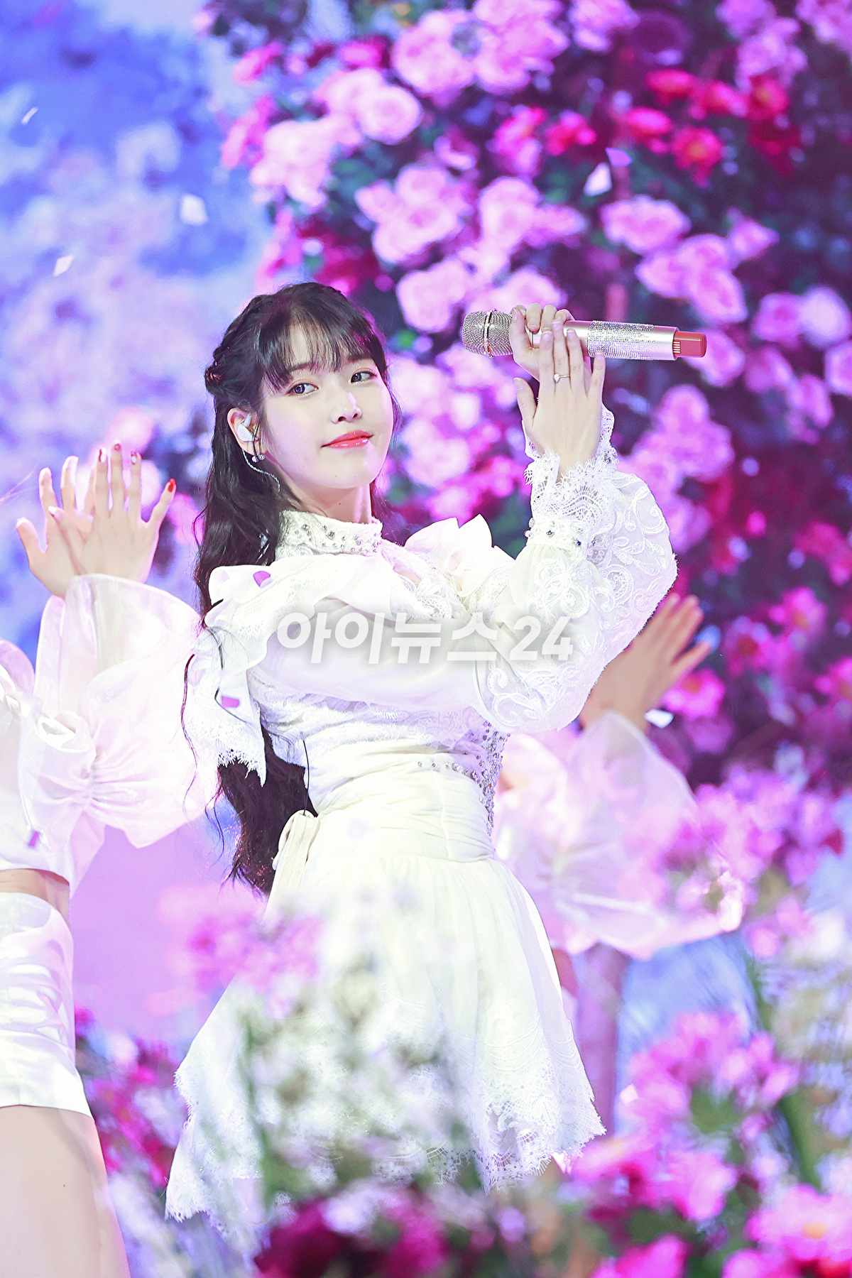 가수 아이유가 4일 오후 온라인 생중계로 진행된 'MMA2021(멜론 뮤직 어워드2021)' 시상식에서 멋진 무대를 선보이고 있다. [사진=멜론뮤직어워드사무국]