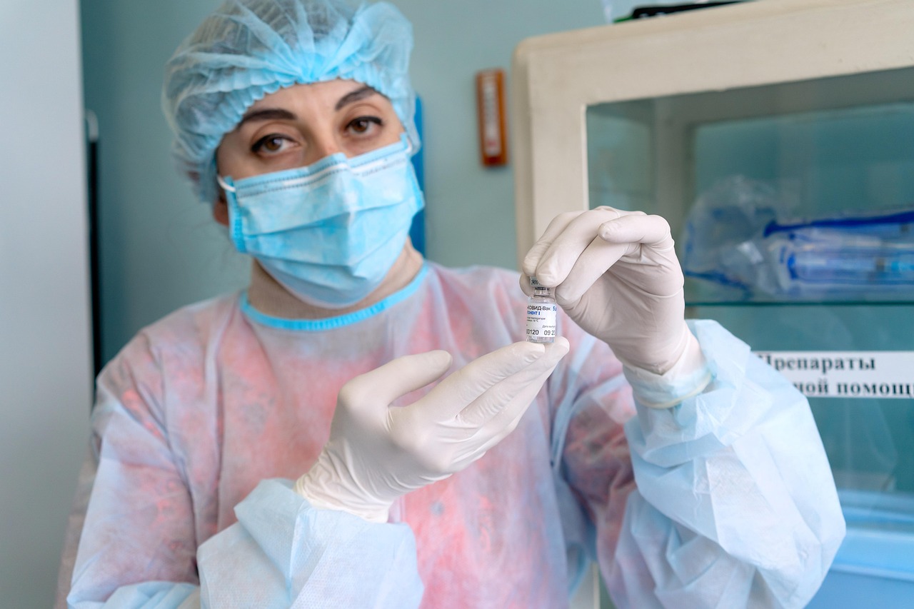 COVID-19백신을 들고있는여의사