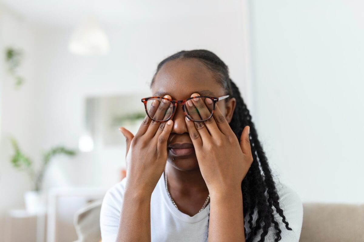 눈찜질을-하는-여성