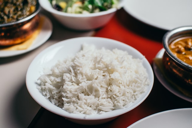 흰 공기에 쌀밥이 담겨져 있다