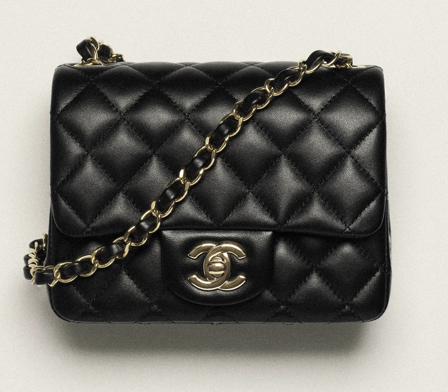 샤넬 미니미니미니백 : 작지만 강력한 매력, 2024년 트렌드 분석