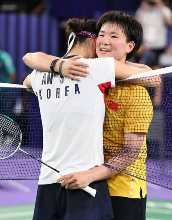 허빙자오와 포웅하는 안세영