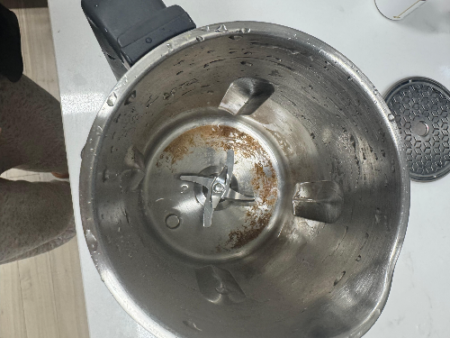 두유제조기에 재료가 눌어붙은 사진