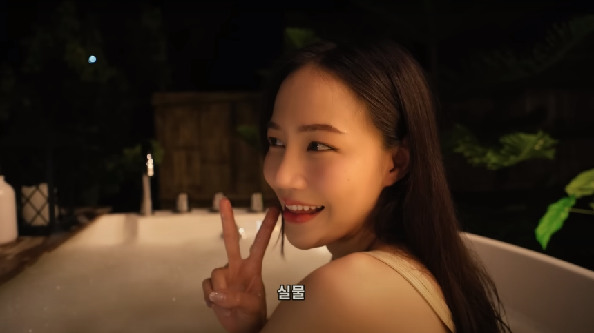 측면을 바라보며 브이 포즈를 취하는 남어이