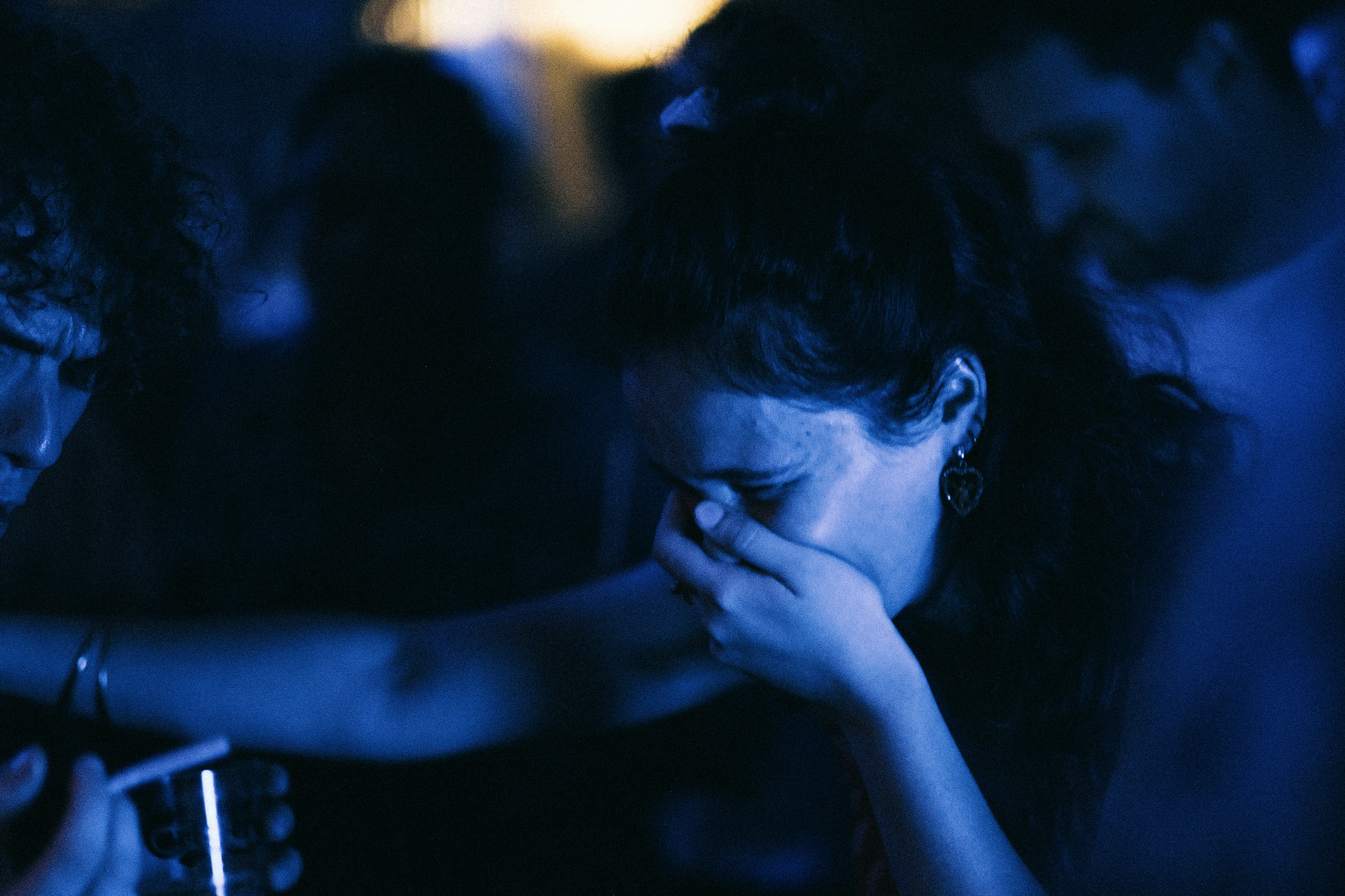객석에서 눈물을 훔치는 관객 모습 관련 사진
