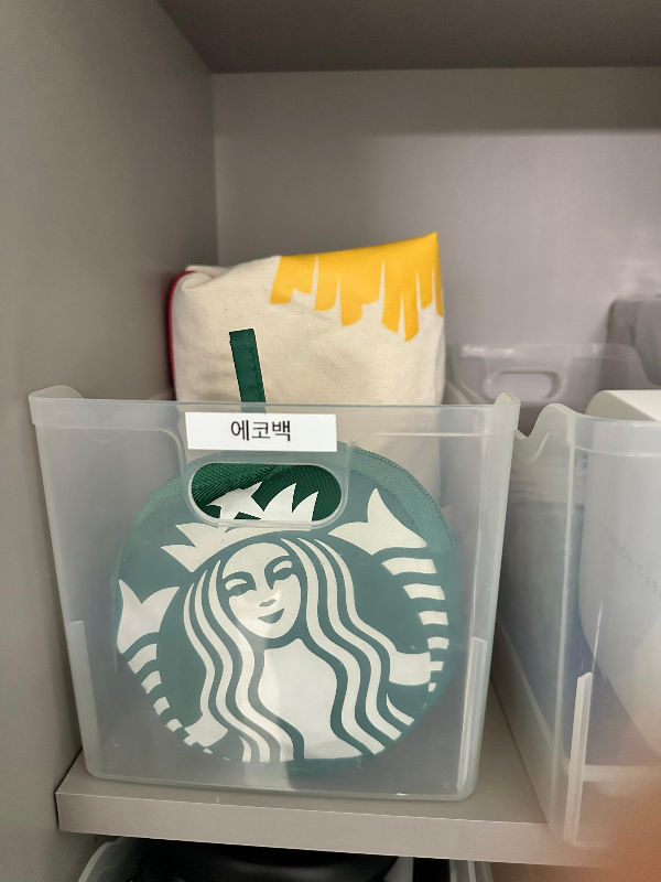 비워진 가방들로 한결 가벼워 보이는 공간