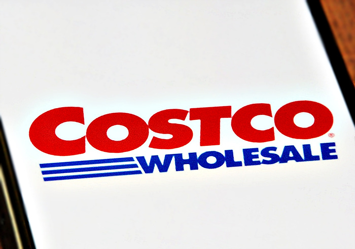 휴대폰의-흰색-바탕화면에-코스트코의-빨간색-글자-로고가-있다