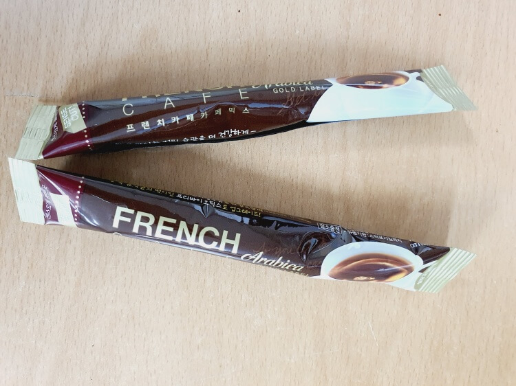 책상위에-놓인-믹스커피-두개