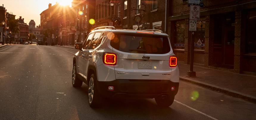 지프 레니게이드 후면