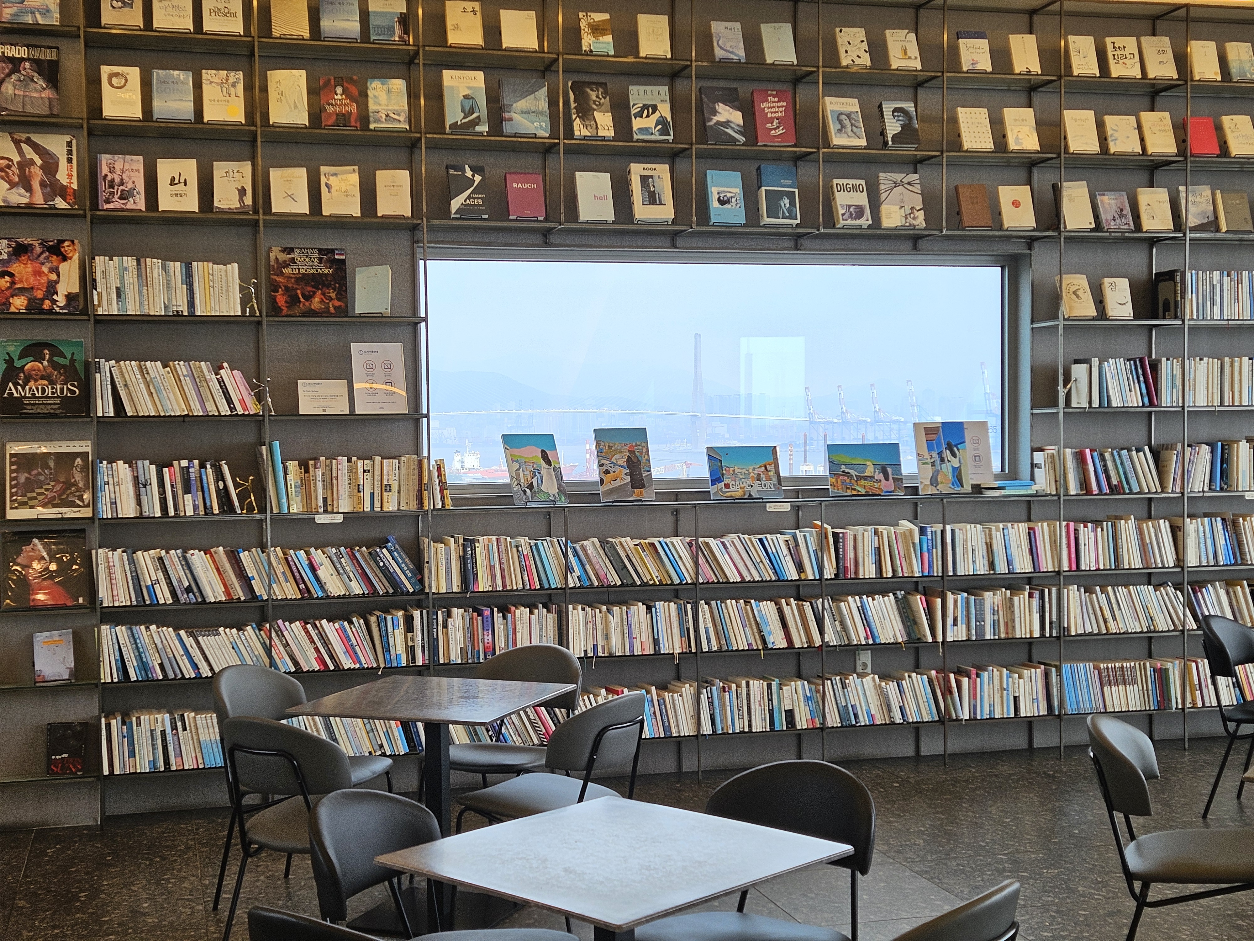 카페 385 4층 라이브러리