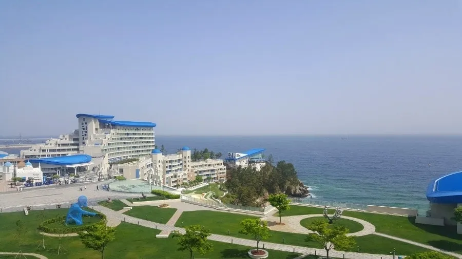 파란하늘과-푸른바다-배경의-삼척쏠비치외관