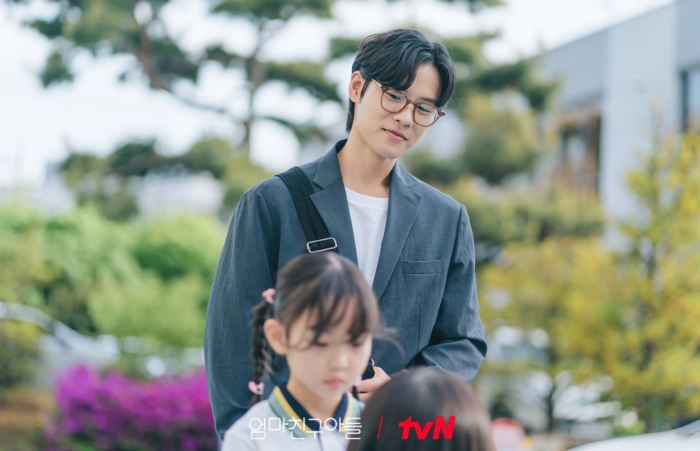 엄마친구아들 강단오 역을 맡은 윤지온 배우의 모습