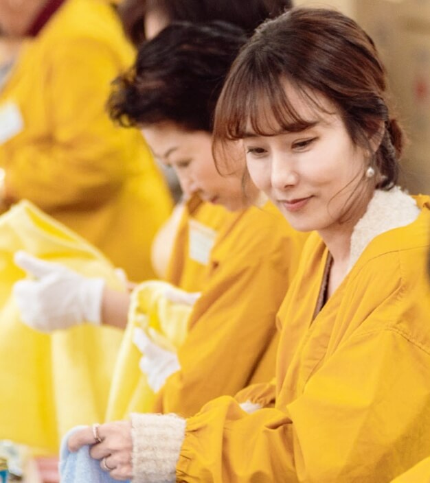 노랑색옷을입은-머리묶은여성의모습