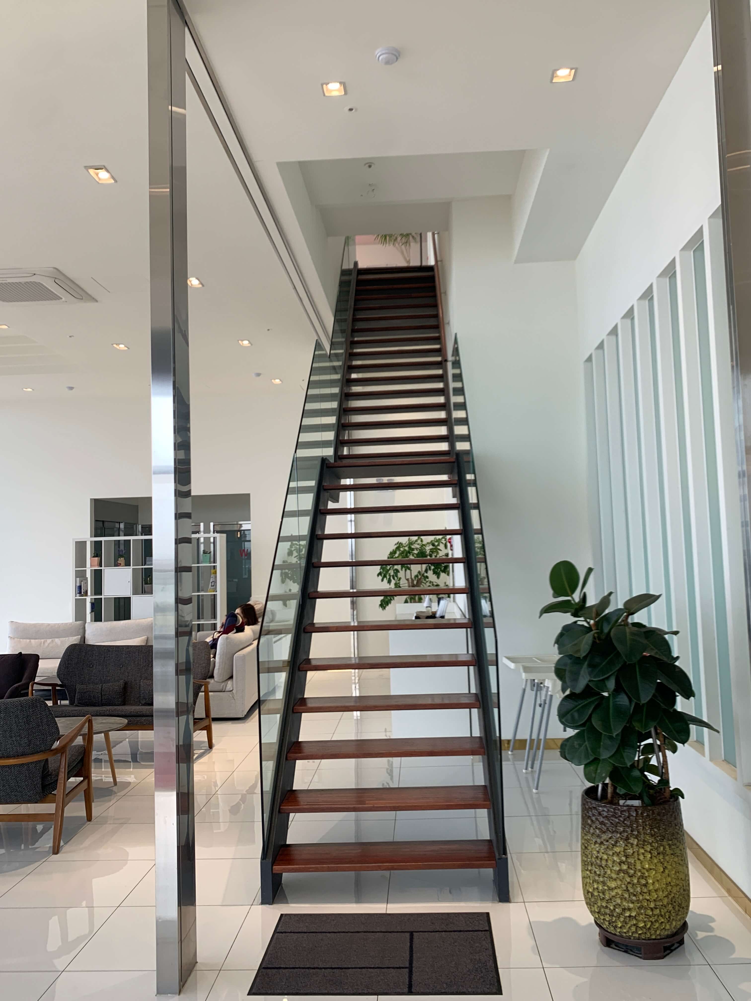 지하 1층 내려가는 계단