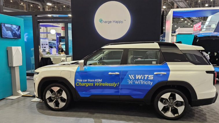 토레스EVX CES2024에서 무선충전하는 모습