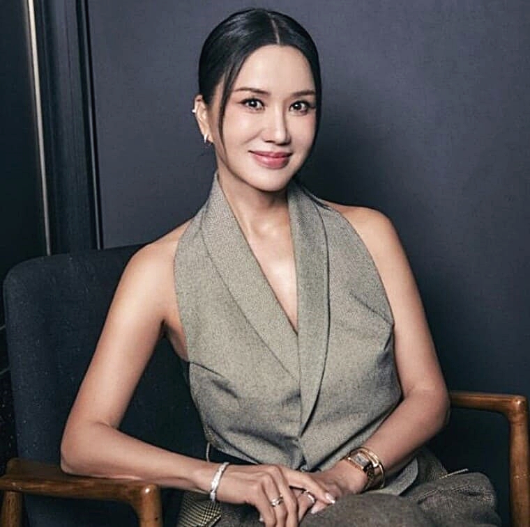 가수-겸-배우-엄정화