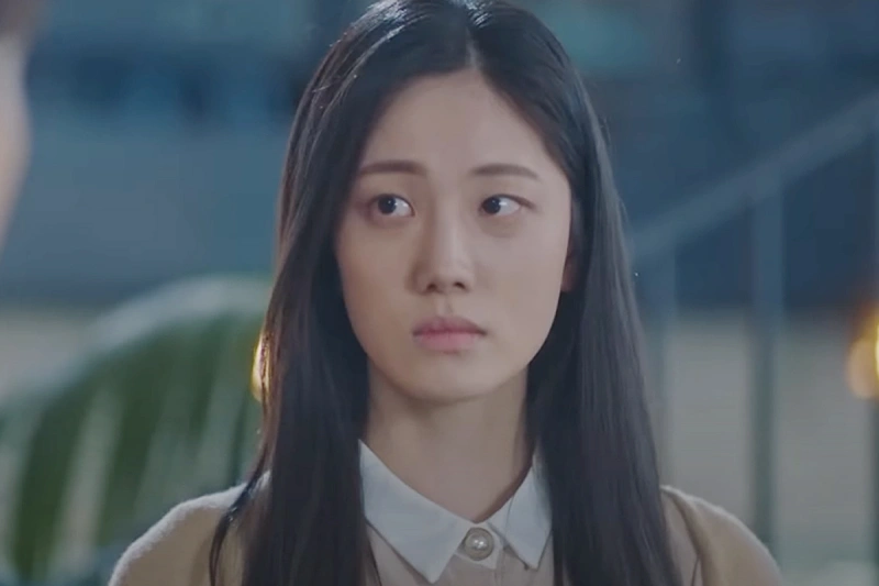 긴 머리에 베이지색 원피스를 입고 앉아 있는 드라마 호텔 델루나에 출연한 배우 한재이