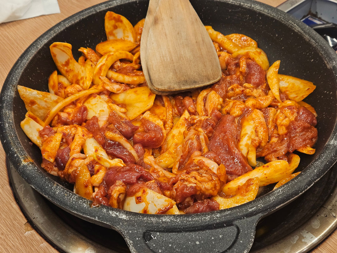 힘찬 숯불 유화 오리 주물럭