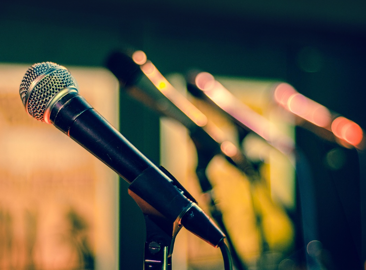 유럽의 감동 기부 스타로 노래의 따뜻한 나눔을 이미지로 표현함