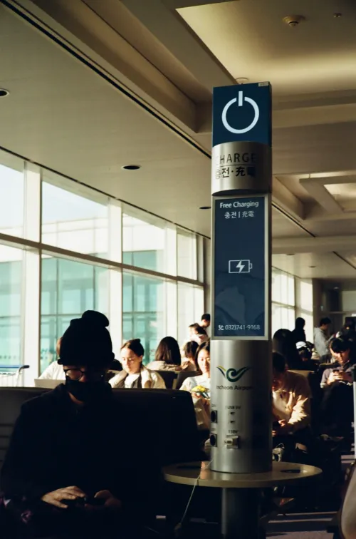 기내 좌석 USB 포트 및 공항 충전 시설 활용 예시