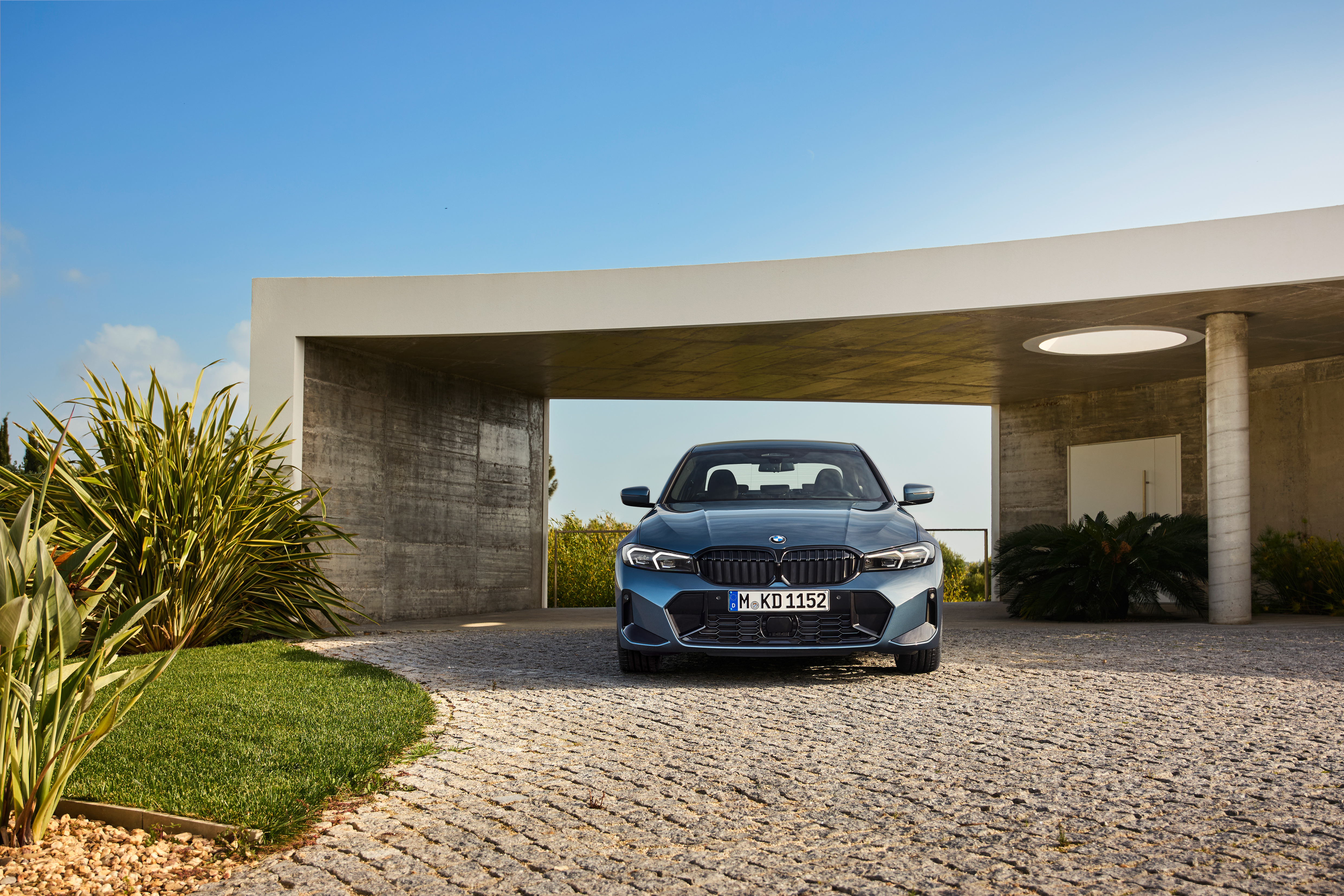 대저택 입구에 주차 되어 있는 BMW 3시리즈