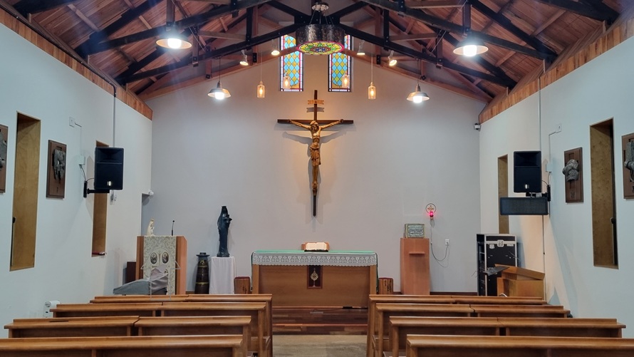 구산성당 옛 성전 제대, 제단, 십자고상, 감실, 스테인드글라스, 십자가의 길 사진