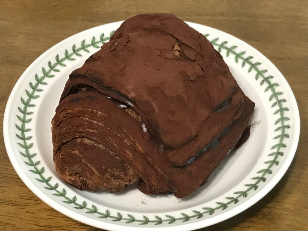 아우어베이커리에서 구입한 더티초코 빵 사진입니다.