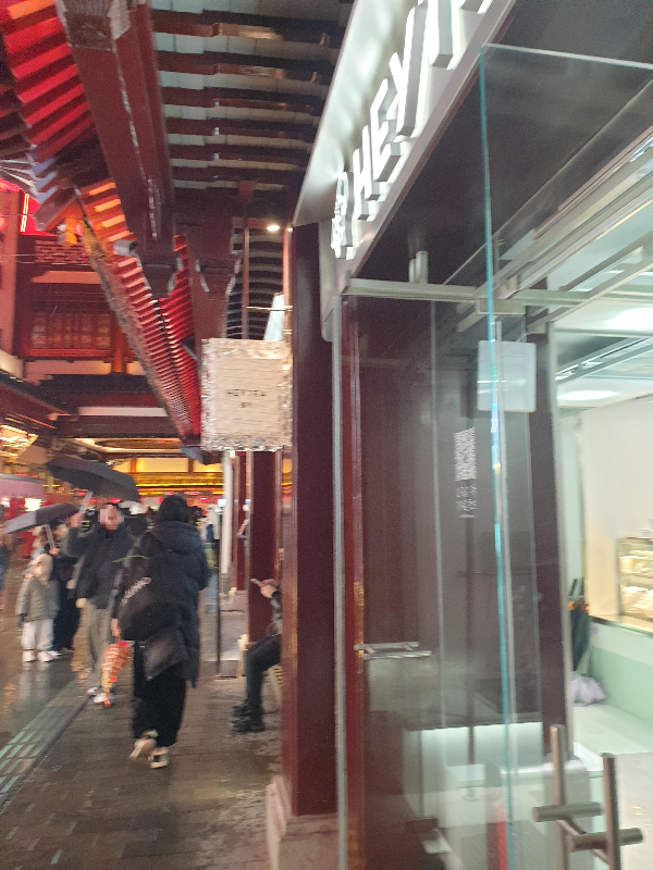 붉은 처마와 나무 기둥으로 되어 있는 중국 옛 모습의 건물에 들어와 있는 헤이티