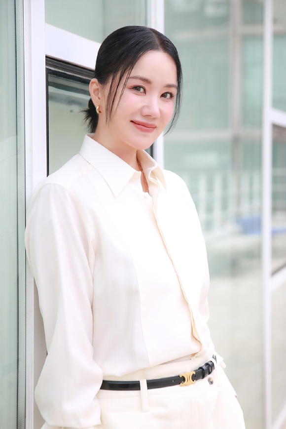 가수 겸 배우 엄정화가 JTBC 토일드라마 '닥터 차정숙'(연출 김대진, 극본 정여랑) 종영 인터뷰에 앞서 포즈를 취하고 있다. [사진=사람엔터테인먼트]