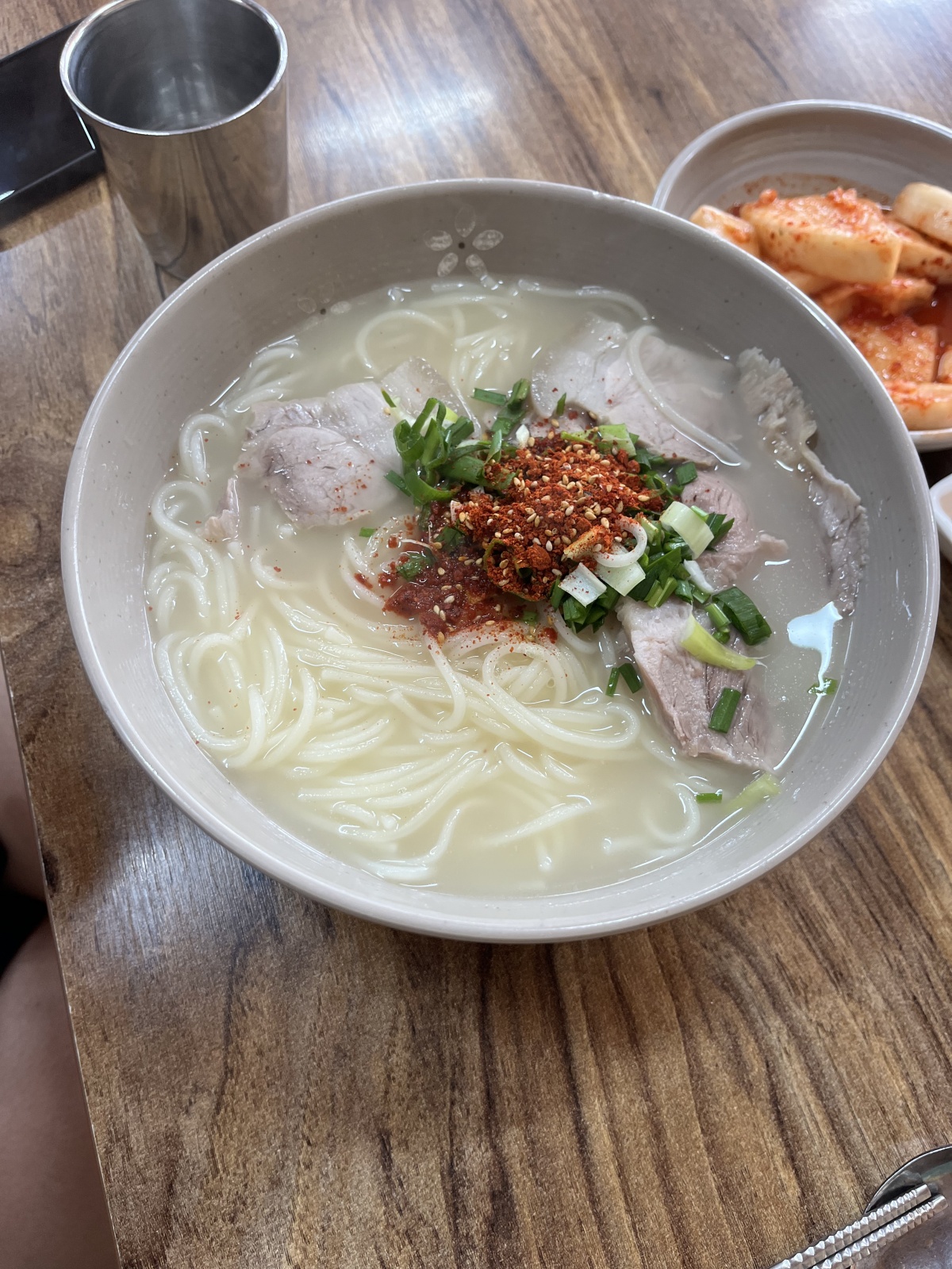 고소하고 감칠맛이 맛있는 고기국수