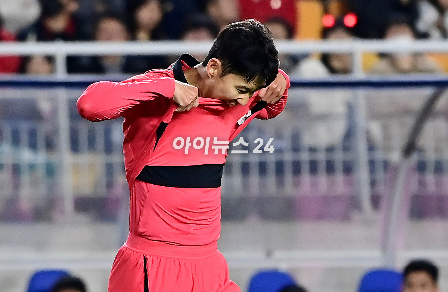 클린스만 감독이 이끄는 한국 축구대표팀은 17일 수원월드컵경기장에서 열린 베트남과 평가전에서 6-0 대승을 거뒀다.손흥민이 팬들에게 인사를 하고 있다. [사진=곽영래 기자]