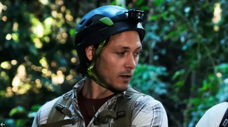 빅터를 연기하는 벤자민 호제스