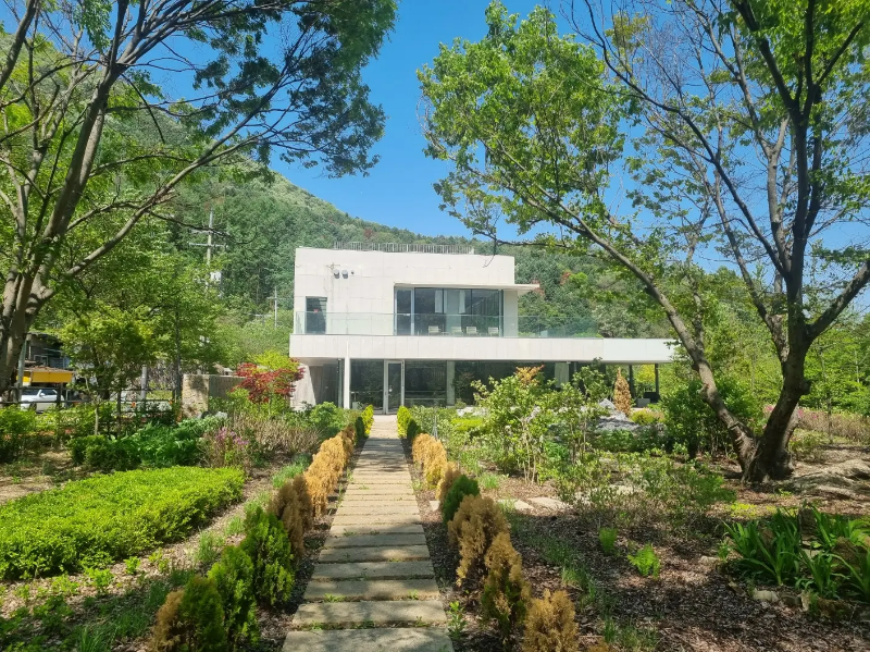 카페-정원에서-보는-풍경