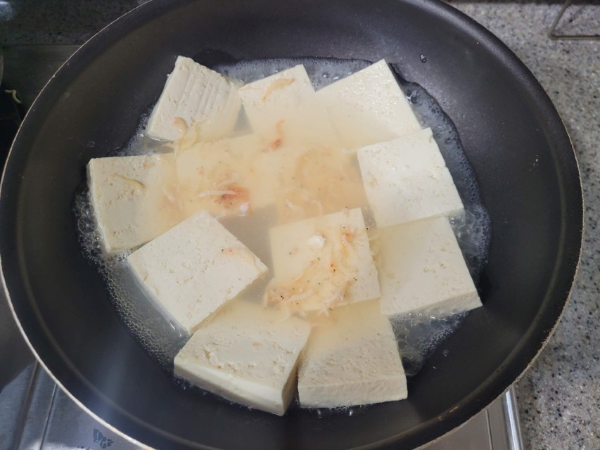 새우젓과 함께 끓고 있는 두부